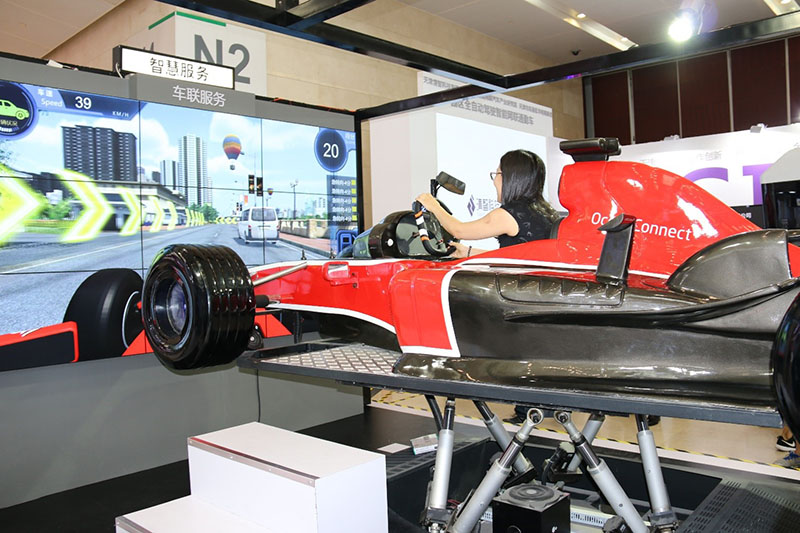 El 29 de junio de 2017, se celebró la World Smart Conference en el Centro de Convenciones y Exposiciones Meijiang de Tianjin. La imagen muestra a una participante experimentando “internet de los vehículos” en un modelo de coche de F1. Por Gong Xiangjuan, Diario del Pueblo