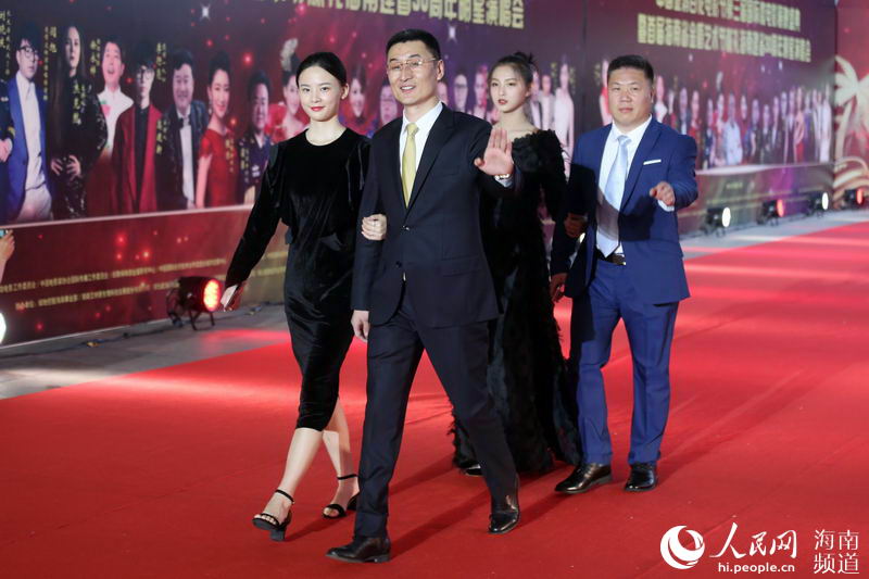 Antes de la ceremonia, los invitados posan en la alfombra roja.