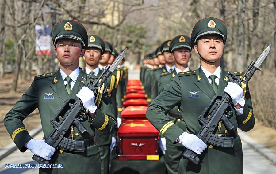 Celebran ceremonia de entierro de restos de soldados chinos muertos en la Guerra de Corea