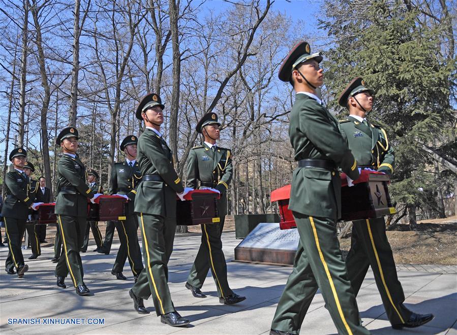 Celebran ceremonia de entierro de restos de soldados chinos muertos en la Guerra de Corea