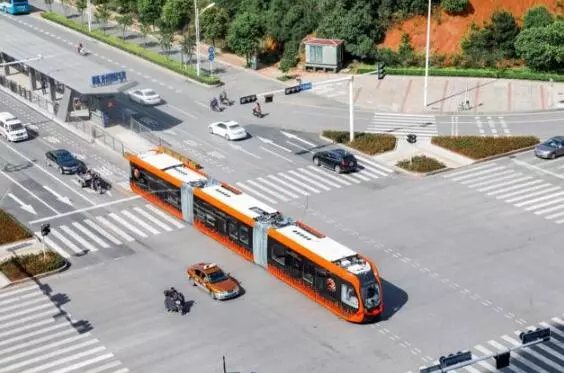 El primer ómnibus rápido y autoconducidodel mundo comienza su fase de pruebas