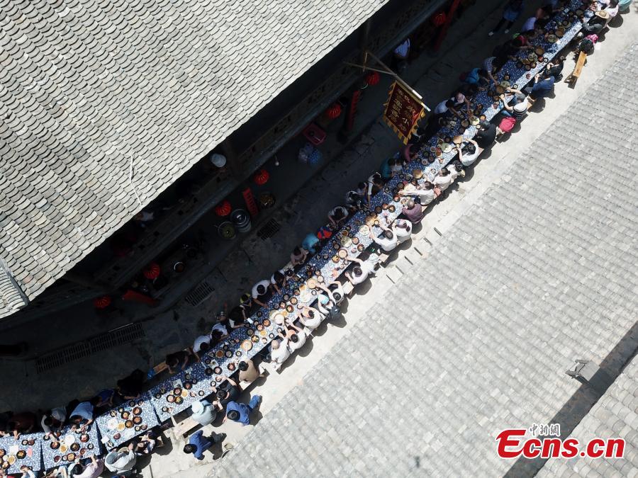 Banquete con mesa larga en un festival de turismo