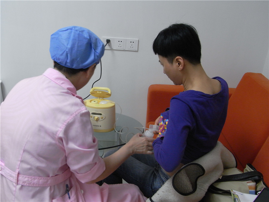 Una mujer saca leche materna en el Centro Médico de Mujeres y Ni?os de Guangzhou. [Foto proporcionada a chinadaily.com.cn]