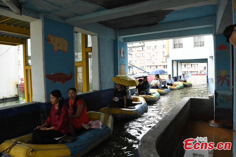 Un canal artificial atrae a los visitantes al distrito vinícola de Chongqing