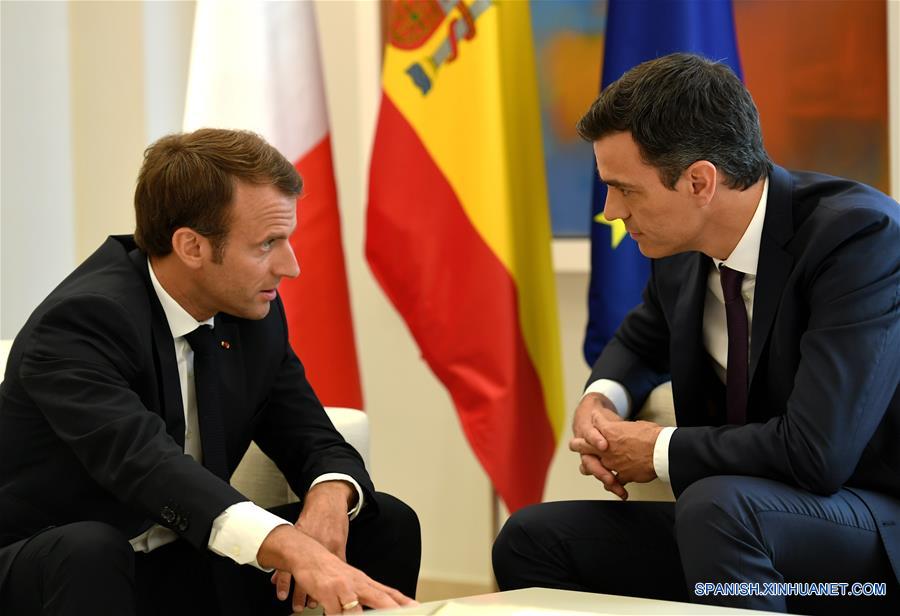 El jefe del gobierno espa?ol, Pedro Sánchez (d), se reúne con el presidente de Francia, Emmanuel Macron (i), en Madrid, Espa?a, el 26 de julio de 2018. (Xinhua/Guo Qiuda)