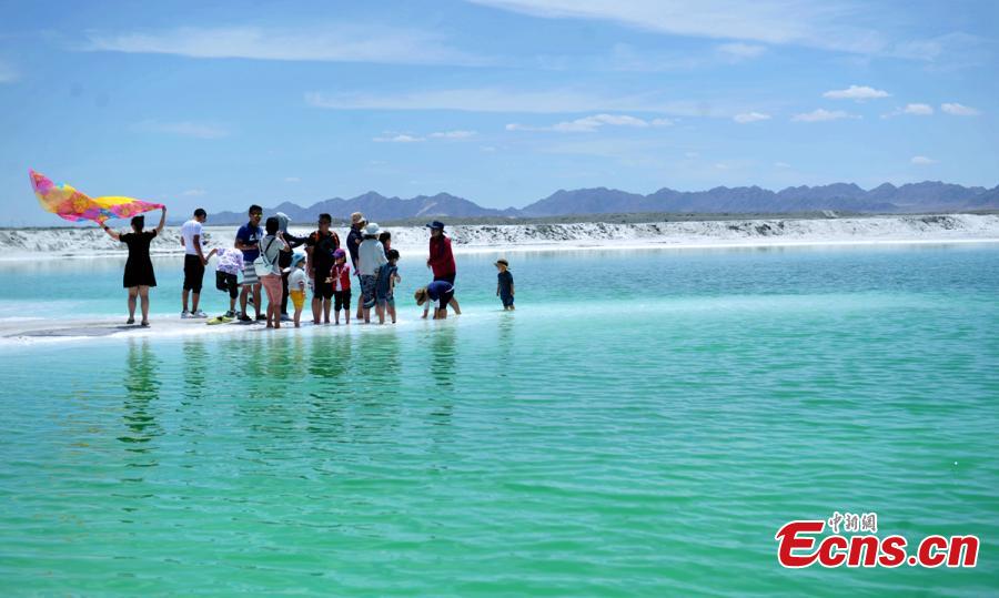 Lago Esmeralda: joya bajo el cielo azul que nace de la monta?a nevada