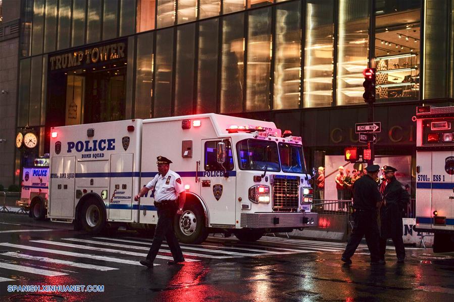 NUEVA YORK, julio 27, 2018 (Xinhua) -- Policías vigilan frente a la Torre Trump, en Nueva York, Estados Unidos, el 27 de julio de 2018. El Departamento de Policía de Nueva York (NYPD) confirmó que varios paquetes sospechosos fueron encontrados el viernes en la Torre Trump en Manhattan. (Xinhua/Li Muzi)