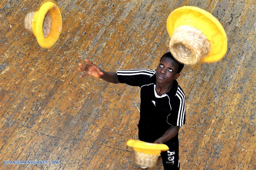 Estudiantes extranjeros que estudian acrobacias en China