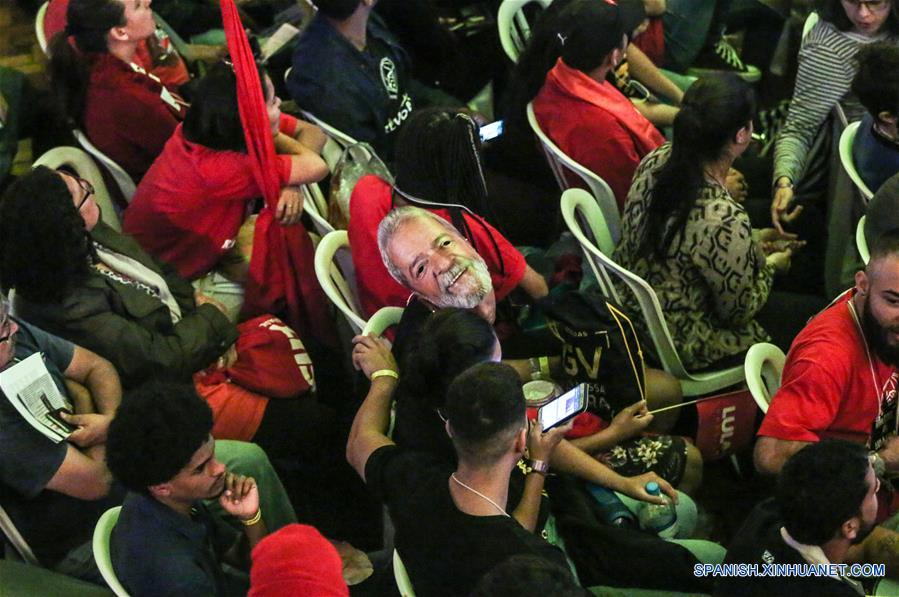 Una persona usa una máscara del expresidente de Brasil, Luiz Inácio Lula da Silva, durante la Convención Nacional del Partido de los Trabajadores (PT), en Sao Paulo, Brasil, el 4 de agosto de 2018. De acuerdo con la prensa local, la candidatura por el PT para las elecciones presidenciales del expresidente de Brasil que se encuentra detenido en Curitiba, Luiz Inácio Lula da Silva, fue lanzada oficialmente durante el congreso. (Xinhua/Rahel Patrasso)