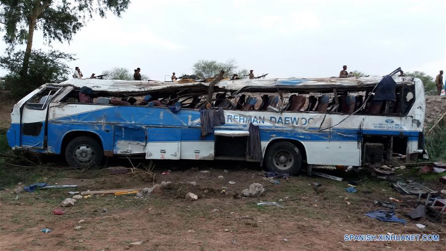 Un autobús de pasajeros da?ado permanece en el sitio donde se registró un accidente vial, en el distrito de Kohat, en el noroeste de Pakistán, el 4 de agosto de 2018. Al menos 14 personas murieron y 30 más resultaron heridas el sábado en un accidente carretero mortal en el distrito de Kohat, noroeste de Pakistán, informaron los medios de comunicación y la policía locales. (Xinhua/Str)