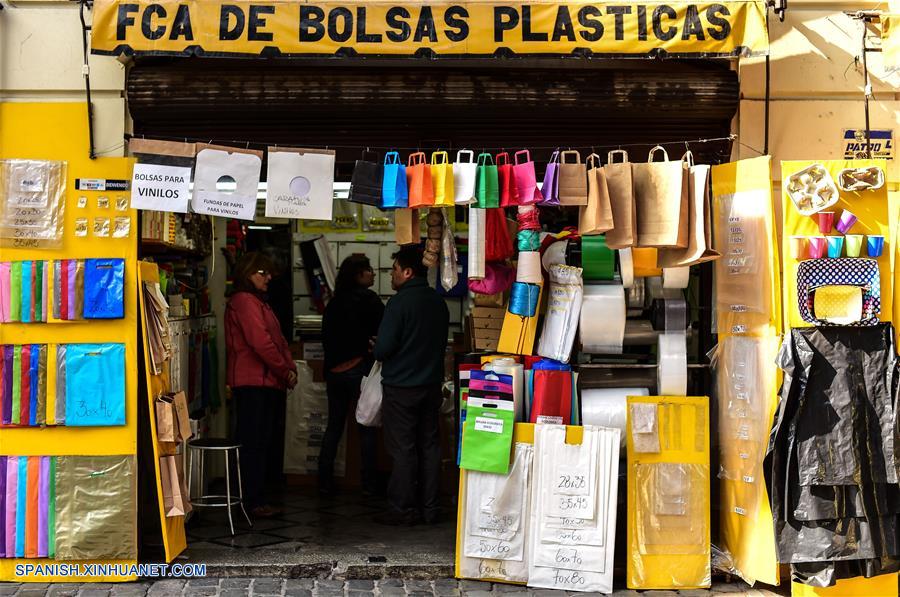 SANTIAGO, agosto 3, 2018 (Xinhua) -- Personas permanecen dentro de una fábrica de bolsas plásticas, en Santiago, capital de Chile, el 3 de agosto de 2018. El presidente de Chile, Sebastián Pi?era, oficializó el viernes la ley que prohíbe la entrega de bolsas de plástico en todo el comercio nacional, que comenzará a regir de inmediato y que instala al país "a la vanguardia" en el cuidado del ecosistema. (Xinhua/Jorge Villegas)