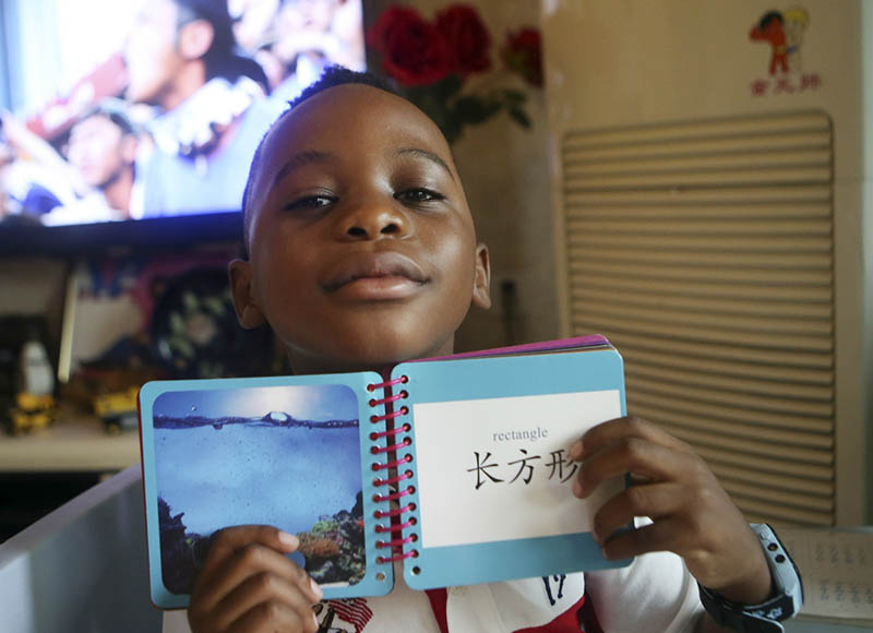 Un ni?o de Malawi estudia idioma chino en su casa de Chengdu, provincia de Sichuan. Junio del 2018. (Foto: Liu Haiyun/ China Daily)