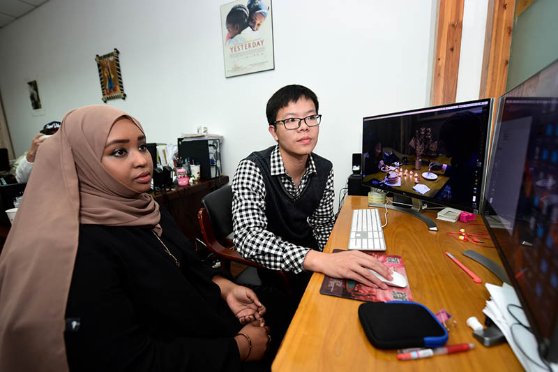 El somalí Hodan Osman Abdi ayuda a editar el documental “Africanos en Yiwu” producido en la provincia de Zhejiang el a?o pasado. (Foto: Gong Xianming/ China Daily)