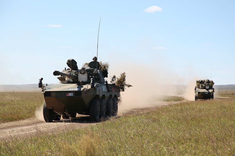 Tropas armadas chinas maniobran en el campo de entrenamiento de Tsugol en la región rusa de Trans-Baikal. Alrededor de 3.200 soldados chinos asisten a los ejercicios militares estratégicos "Vostok-2018". [Foto de Pan Mengqi / chinadaily.com.cn]