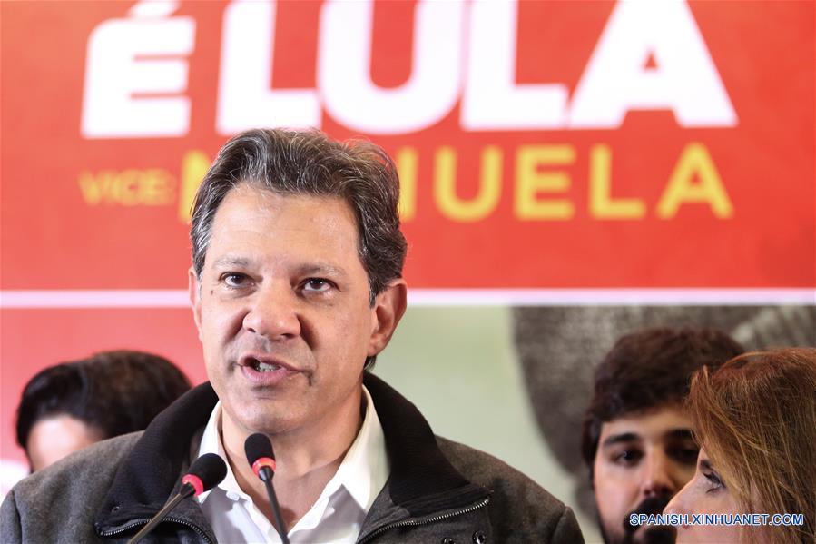 El candidato presidencial por el Partido de los Trabajadores (PT), Fernando Haddad pronuncia un discurso después de escuchar los resultados de la elección presidencial de Brasil, en Sao Paulo, Brasil, el 7 de octubre de 2018. La elección presidencial brasile?a será definida en segunda vuelta entre el candidato de extrema derecha Jair Bolsonaro, del Partido Social Liberal (PSL), y el centroizquierdista Fernando Haddad, del Partido de los Trabajadores (PT), en un ambiente de fuerte polarización política. (Xinhua/Rahel Patrasso)