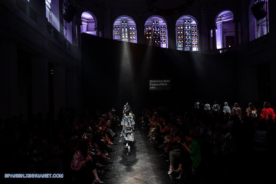 SANTIAGO, octubre 9, 2018 (Xinhua) -- Modelos presentan creaciones del dise?ador brasile?o Weider Silverio durante el Mercedes-Benz Fashion Week Chile 2018, en el Museo de Arte Contemporáneo (MAC), en la ciudad de Santiago, capital de Chile, el 9 de octubre de 2018. (Xinhua/Jorge Villegas)