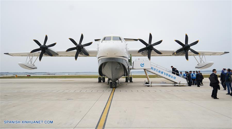 Un gran avión anfibio de fabricación china completa su primer despegue desde agua