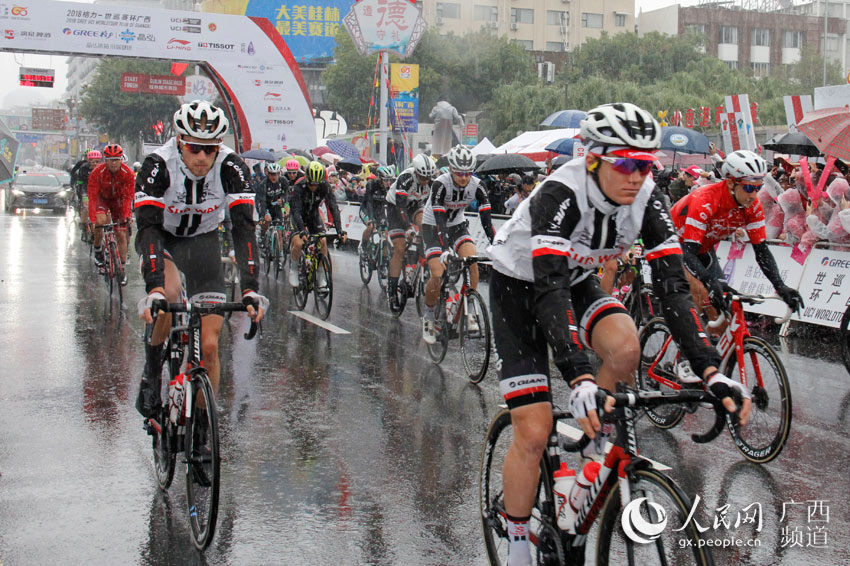 La lluvia de Guanxi no amilanó a los competidores del Circuito Mundial de Ciclismo de Carretera 2018 