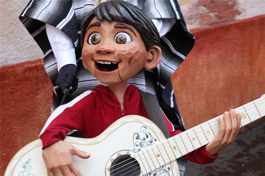 Los huéspedes están invitados a subir al set de Disney ? Pixar's Coco y explorar el peque?o pueblo mexicano de Santa Cecilia. [Foto provista a chinadaily.com.cn]