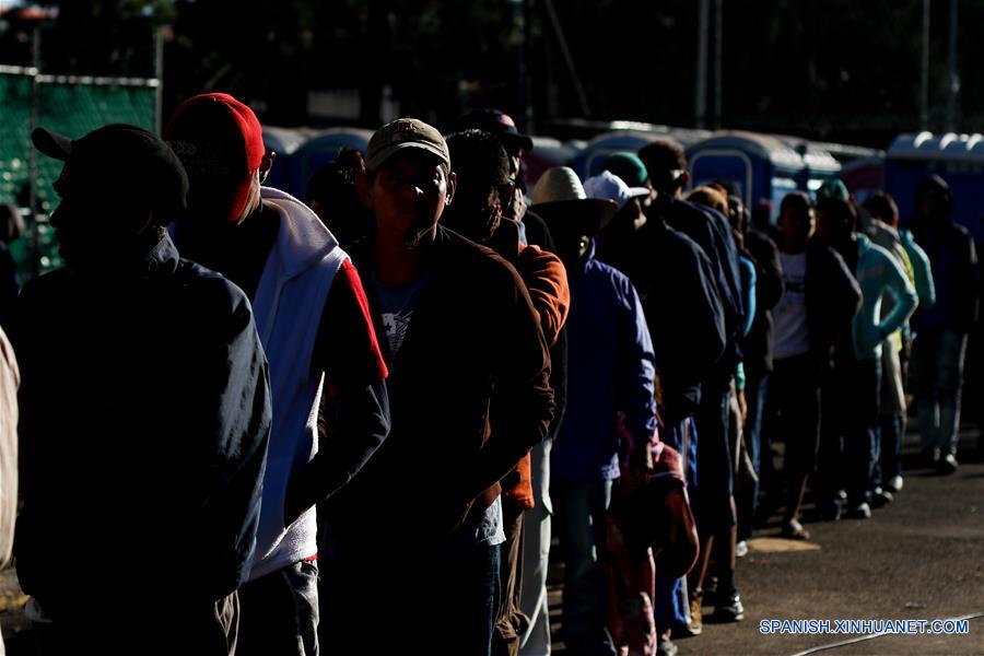 Personas que participan en la caravana migrante, llegan al Estadio Jesús Martínez "Palillo", en la Ciudad Deportiva Magdalena Mixhuca, en la Ciudad de México, capital de México, el 5 de noviembre de 2018. Más de 2,200 migrantes centroamericanos de la masiva caravana que atraviesa México rumbo a Estados Unidos han llegado a la capital del país desde el domingo, informaron el lunes autoridades locales. A su entrada a la Ciudad de México, los cientos de familias con ni?os o adultos que viajan solos son dirigidos a un albergue que se habilitó en un estadio ubicado en el este de la urbe. (Xinhua/Francisco Ca?edo)