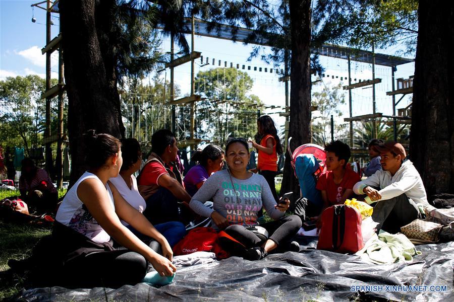 Melissa Urbina (c), proveniente de San Pedro Sula, Honduras, toma un descanso con su familia, en el Estadio Jesús Martínez "Palillo", en la Ciudad Deportiva Magdalena Mixhuca, en la Ciudad de México, capital de México, el 5 de noviembre de 2018. Varios migrantes entrevistados coincidieron que la caravana de hondure?os, salvadore?os y guatemaltecos planea encaminarse hacia la fronteriza ciudad de Tijuana para pedir asilo a Estados Unidos, a pesar de que el presidente estadounidense, Donald Trump, ha reiterado que no permitirá su entrada. Queremos hacerlo bien, entrar como caravana, no como migrantes", manifestó Melissa, una hondure?a de 38 a?os. Mientras tomaba un descanso afuera del refugio, la mujer originaria de San Pedro Sula dijo que se unió a la caravana junto con sus vecinos porque no encontraba empleo en su país para poder mantener a sus dos hijos. (Xinhua/Francisco Ca?edo)