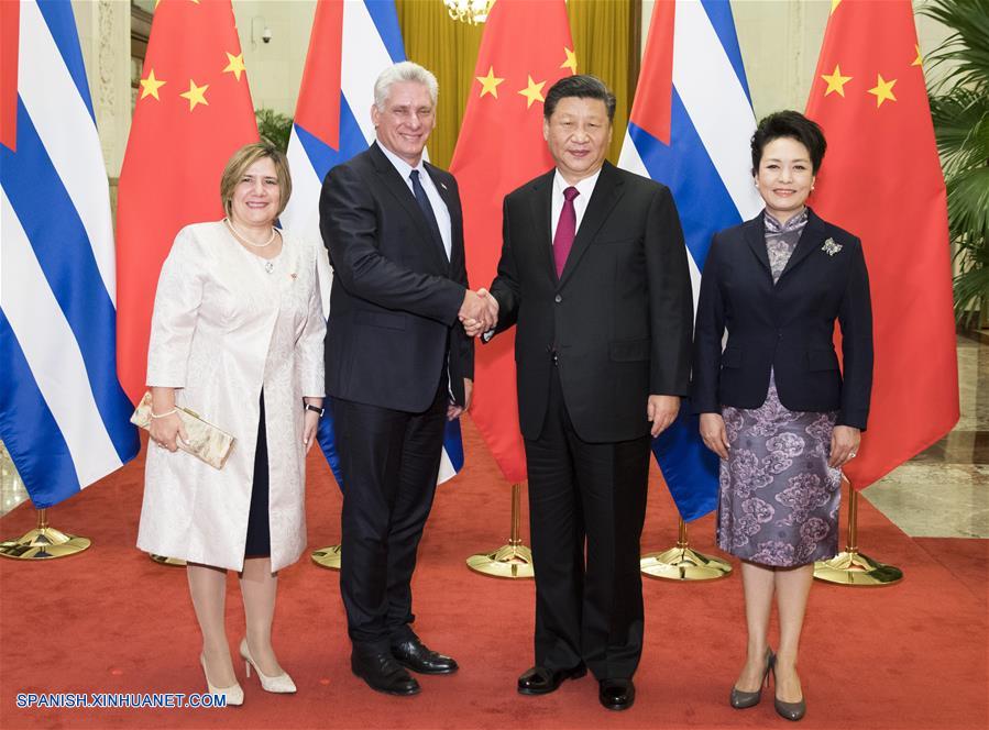 BEIJING, noviembre 8, 2018 (Xinhua) -- El presidente chino, Xi Jinping (2-d), y su esposa Peng Liyuan (d), posan para una fotografía grupal con el presidente cubano, Miguel Díaz-Canel (2-i) y su esposa, en Beijing, capital de China, el 8 de noviembre de 2018. Xi sostuvo conversaciones con Miguel Díaz-Canel en Beijing el jueves. (Xinhua/Huang Jingwen)