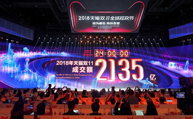 Una pantalla en Shangai presenta las ventas logradas por Tmall durante el Día del Soltero . Este a?o se despachó mercancía por valor de 213,5 mil millones de renminbi (30,7 mil millones de dólares). [Foto: Gao Erqiang/ China Daily]