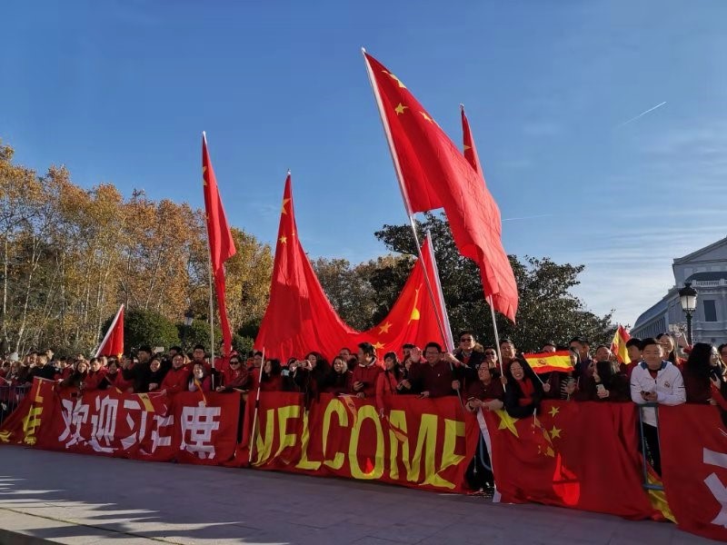 Los chinos residentes en Madrid ondearon banderas chinas y espa?olas para darle la bienvenida al presidente Xi Jinping, quien se encuentra realizando una visita oficial en Espa?a. (Foto: Du Shangze/ Diario del Pueblo)