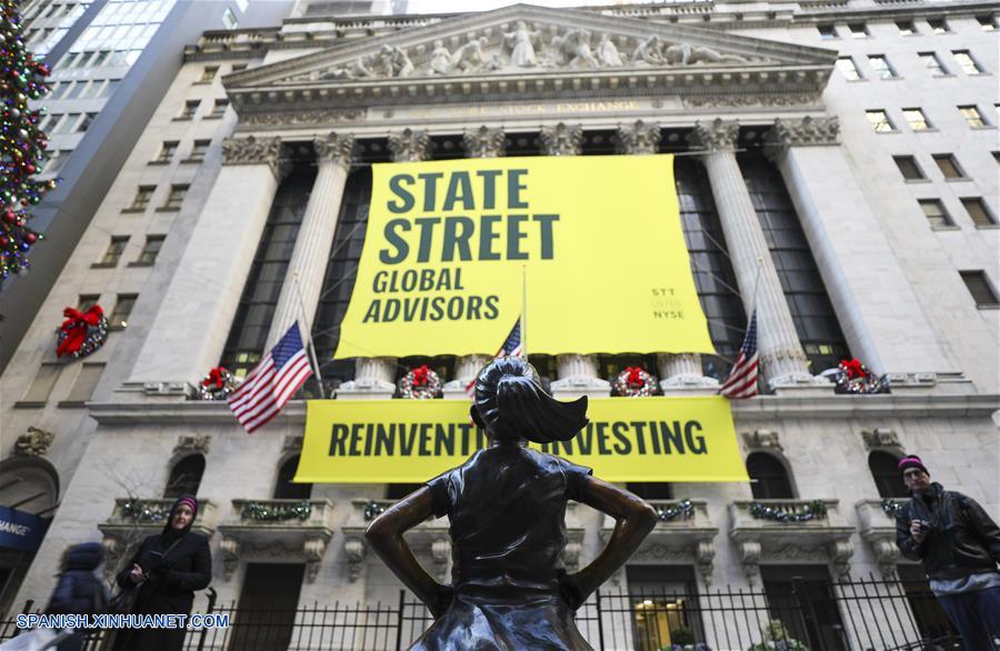 "Fearless Girl" se develada en su nueva ubicación frente a la Bolsa de Valores de Nueva York