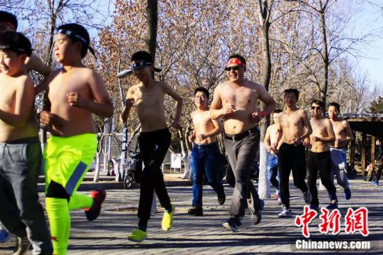 Una carrera de adolescentes sin camiseta en el frío invierno desata el debate