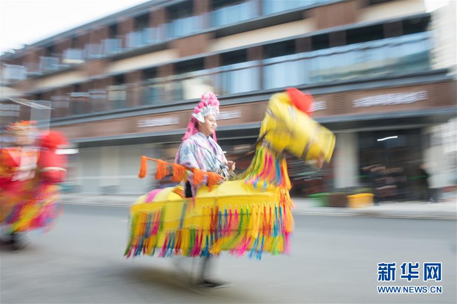 Actuación folklórica en una hermosa aldea rural