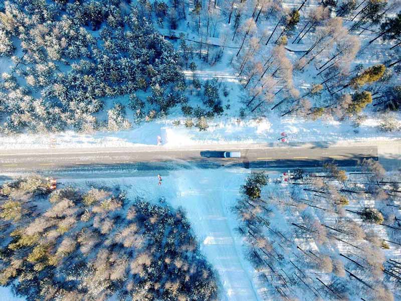 Carretera rural cubierta de nieve hacia la Aldea ártica de Mohe, la ciudad más septentrional de China. [Foto: Chu Fuchao/ Chinadaily.com.cn]