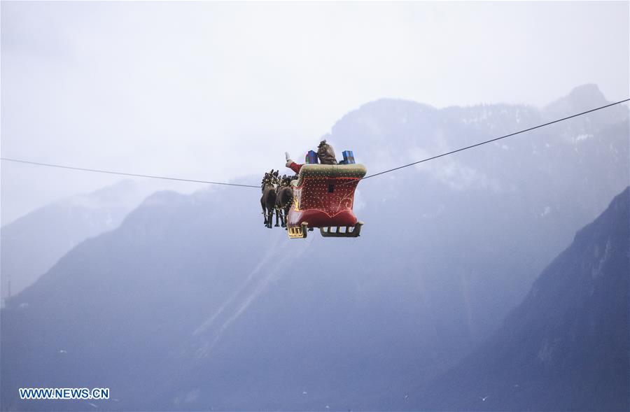 Un Papa Noel “volador” anima el mercado navide?o suizo