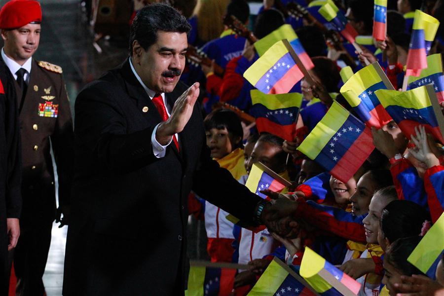 El presidente venezolano, Nicolás Maduro (frente), saluda durante su llegada a la sede del Tribunal Supremo de Justicia (TSJ), previo a su ceremonia de juramentación como presidente de Venezuela en Caracas, Venezuela, el 10 de enero de 2019. El presidente venezolano, Nicolás Maduro, prestó juramento el jueves para un nuevo mandato para el período 2019-2025 ante el TSJ. (Xinhua/Andrea Romero)