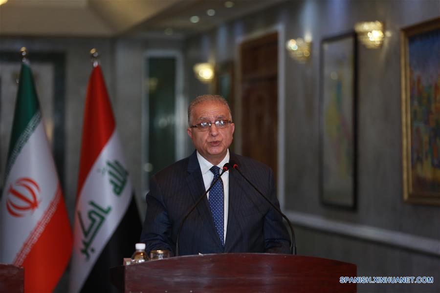 El ministro de Relaciones Exteriores iraquí, Mohammed al-Hakim, participa durante una conferencia de prensa conjunta con el ministro de Relaciones Exteriores de Irán, Mohammad Javad Zarif, en Bagdad, Irak, el 13 de enero de 2019. Zarif llegó a Bagdad el domingo para una reunión con líderes iraquíes en la que se discutieron los medios para potenciar la cooperación bilateral. (Xinhua/Str)