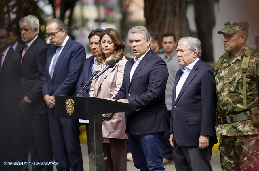 El presidente de Colombia, Iván Duque (3-d), emitiendo declaraciones junto a su gabinete sobre la detonación de un coche bomba ocurrida en el estacionamiento de la Escuela de Cadetes de Policía General Santander, en el sur de Bogotá, capital de Colombia, el 17 de enero de 2019. Aumentó a ocho el número de muertos y a más de 40 el de los heridos tras la detonación de un coche bomba en la Escuela de Cadetes de Policía General Santander, en la zona sur de Bogotá, Colombia, registrada el jueves. El alcalde de la capital colombiana, Enrique Pe?alosa, reportó que desconocidos ingresaron un coche bomba al sitio y que la onda explosiva destruyó varias fachadas. (Xinhua/Jhon Paz)