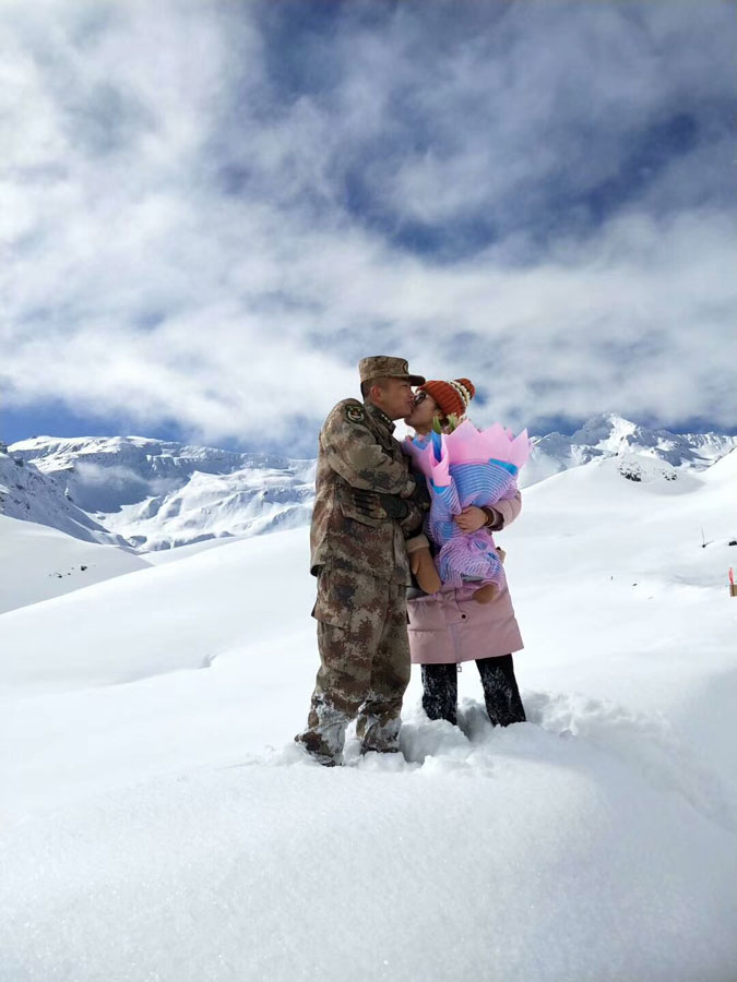 Wang Mei, 23 a?os, de Chongqing, suroeste de China, visita a su esposo, Zhang Jinyuan, 30 a?os, en un puesto fronterizo en Yumai, región autónoma del Tíbet, a principios de enero de 2019. [Foto proporcionada a chinadaily.com.cn]