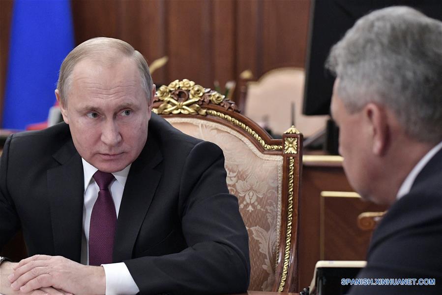 El presidente ruso, Vladimir Putin (i), se reúne con el ministro de Defensa, Sergei Shoigu (d), en Moscú, Rusia, el 2 de febrero de 2019. El presidente ruso, Vladimir Putin, anunció el sábado que Rusia no deplegará misiles de corto y medio alcance en ninguna región mientras Estados Unidos tampoco lo haga. (Xinhua/Sputnik)