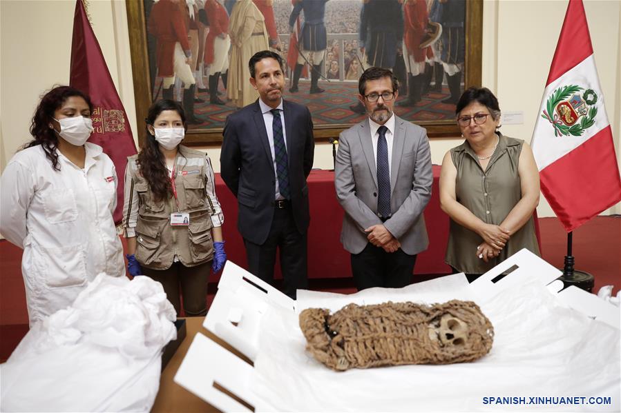 Imagen cedida por Prensa del Ministerio de Cultura de Perú del viceministro de Patrimonio Cultural e Industrias Culturales, Guillermo Cortés (2-d), participando en la entrega de una momia de un infante de 2,000 a?os de antiguedad, en el Museo Nacional de Arqueología, Antropología e Historia del Perú (MNAAHP), en el distrito de Pueblo Libre, provincia de Lima, Perú, el 8 de febrero de 2019. (Xinhua/Prensa del Ministerio de Cultura de Perú)