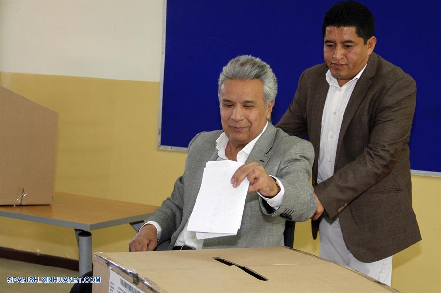 Imagen cedida por la Presidencia de Ecuador, del presidente ecuatoriano, Lenín Moreno, emitiendo su voto en el colegio Sagrados Corazones de Rumipamba, en Quito, capital de Ecuador, el 24 de marzo de 2019. Los colegios electorales abrieron este domingo a las 07:00 hora local (12:00 GMT) en Ecuador para elegir a autoridades de Gobiernos locales y a los miembros del Consejo de Participación Ciudadana y Control Social (CPCCS). (Xinhua/Presidencia de Ecuador)