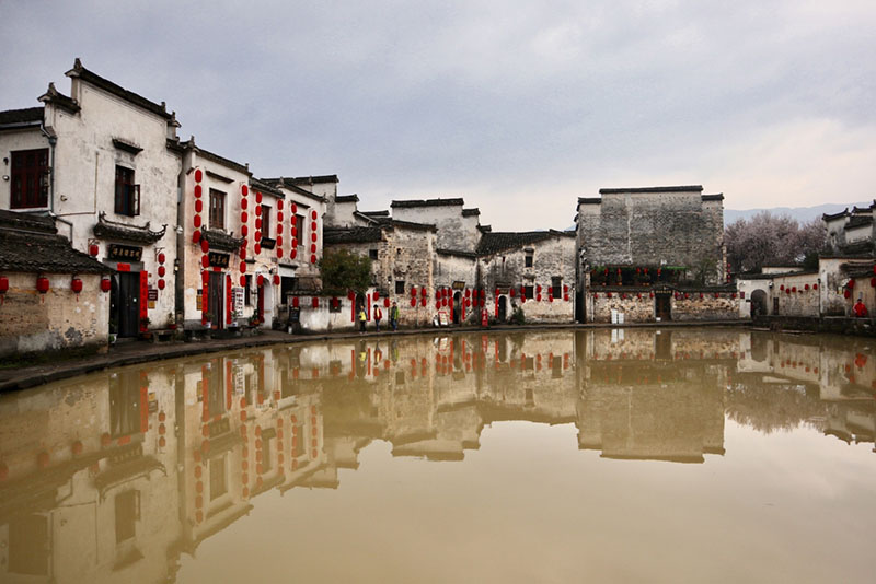 Hongcun, en Huangshan, provincia de Anhui, es un sitio muy famoso debido a su impecable arquitectura tradicional. Además, este pueblo es Patrimonio de la Humanidad UNESCO. Anhui , 20 de marzo del 2019. [Foto: Zhu Lixin/ Chinadaily.com.cn] 