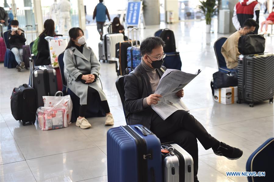 BEIJING, 16 marzo, 2020 (Xinhua) -- Imagen del 14 de marzo de 2020 de un pasajero de República de Corea descansando en un área de espera del Nuevo Centro Internacional de Exposiciones de China en Beijing, capital de China. Beijing ha convertido el Nuevo Centro Internacional de Exposiciones de China en un centro de tránsito para pasajeros entrantes internacionales. (Xinhua/Chen Zhonghao)