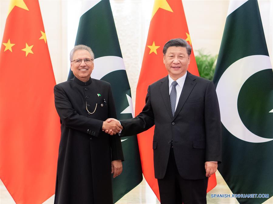 BEIJING, 17 marzo, 2020 (Xinhua) -- El presidente chino, Xi Jinping, sostiene conversaciones con el presidente de Pakistán, Arif Alvi, en el Gran Palacio del Pueblo en Beijing, capital de China, el 17 de marzo de 2020. (Xinhua/Zhai Jianlan)