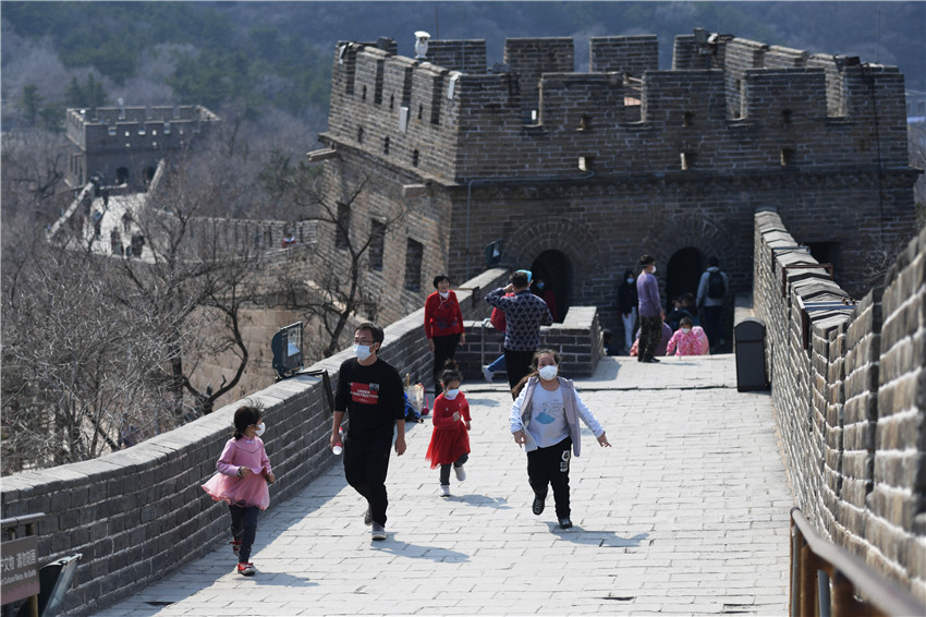 Los visitantes pasean por la sección Badaling de la Gran Muralla China, Beijing, 24 de marzo del 2020. [Foto: Wei Xiaohao/ Chinadaily]