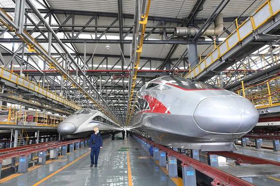 El 6 de abril, los técnicos realizaron la inspección integral y el mantenimiento de los trenes. (Por Chen Yong, corresponsal de Hubei Daily News. Foto por Zhao Jun)