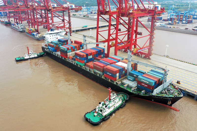 En la ma?ana del día 7, el barco contenedor "Far East Kimon" se descargó en el centro de contenedores en el distrito Jintang, puerto de Zhoushan, en Ningbo. Foto: Yao Feng / vip.people.com.cn