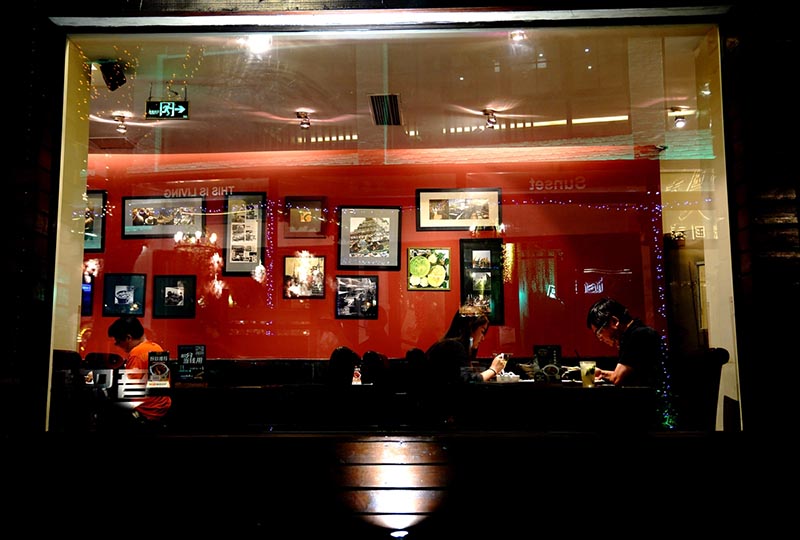 Clientes cenan en un restaurante de Shanghai, 31 de mayo del 2020. [Foto: Xinhua]