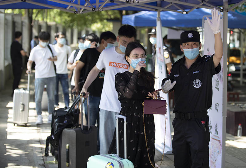 Estudiantes aguardan para entrar en el campus de la Universidad Wuhan, provincia de Hubei, 8 de junio del 2020. [Foto: Ke Hao/ China Daily]