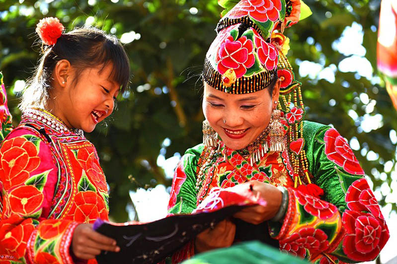 Mujeres de la etnia Yi, de la prefectura Dali, provincia de Yunnan, bordan prendas tradicionales. Estos artículos, cuya tradición se ha transmitido durante miles de a?os, se venden bien en China y en el extranjero. Esta singular artesanía se ha convertido en una nueva industria para que las mujeres locales aumenten sus ingresos y puedan salir de la pobreza, 6 de diciembre del 2020.  (Foto: Zhang Shulu/ Pueblo en Línea)