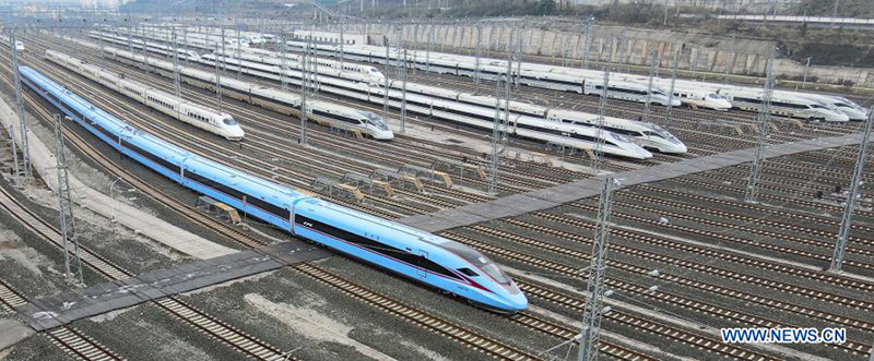 Foto aérea tomada el 21 de diciembre de 2020 muestra un tren bala CR300AF circulando por una estación de mantenimiento de trenes en la ciudad de Guiyang, provincia de Guizhou, suroeste de China. 